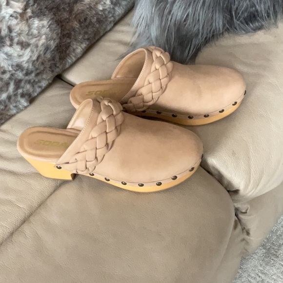 Soda clogs NWOT Nude in color size 9 - Picture 2 of 4